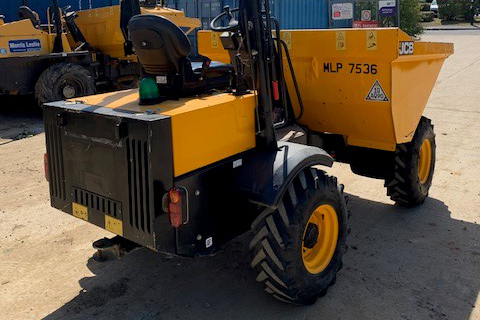 OFFSIDE REAR CORNER - Morris Leslie