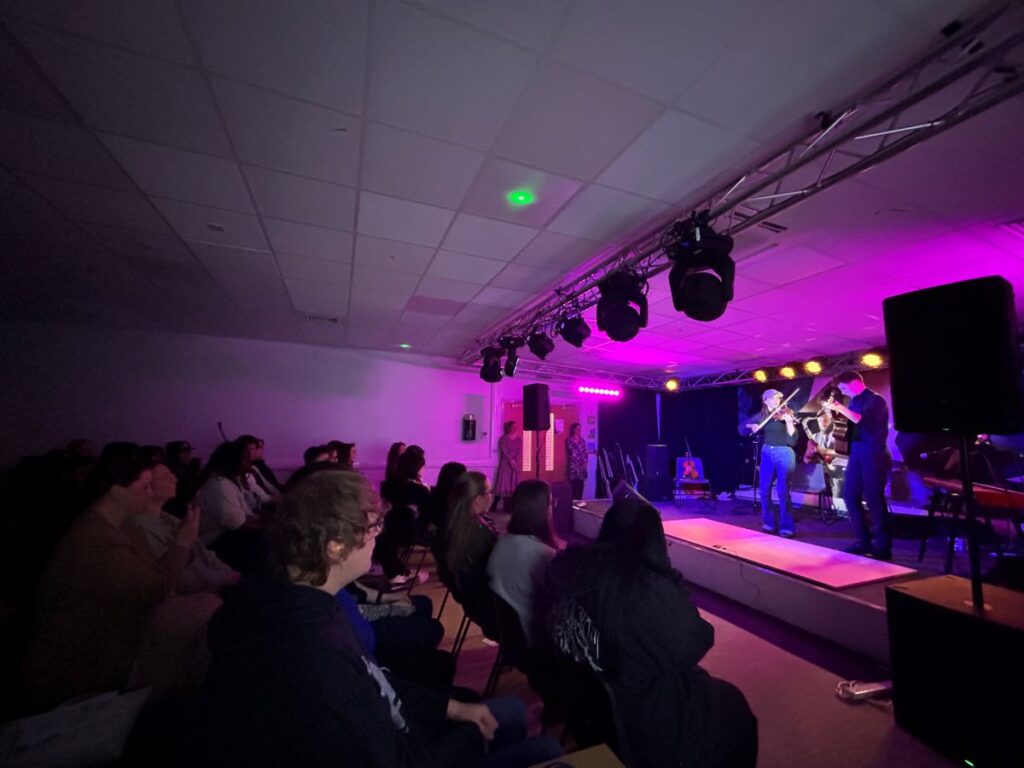 Audience of students watching the <abbr title=